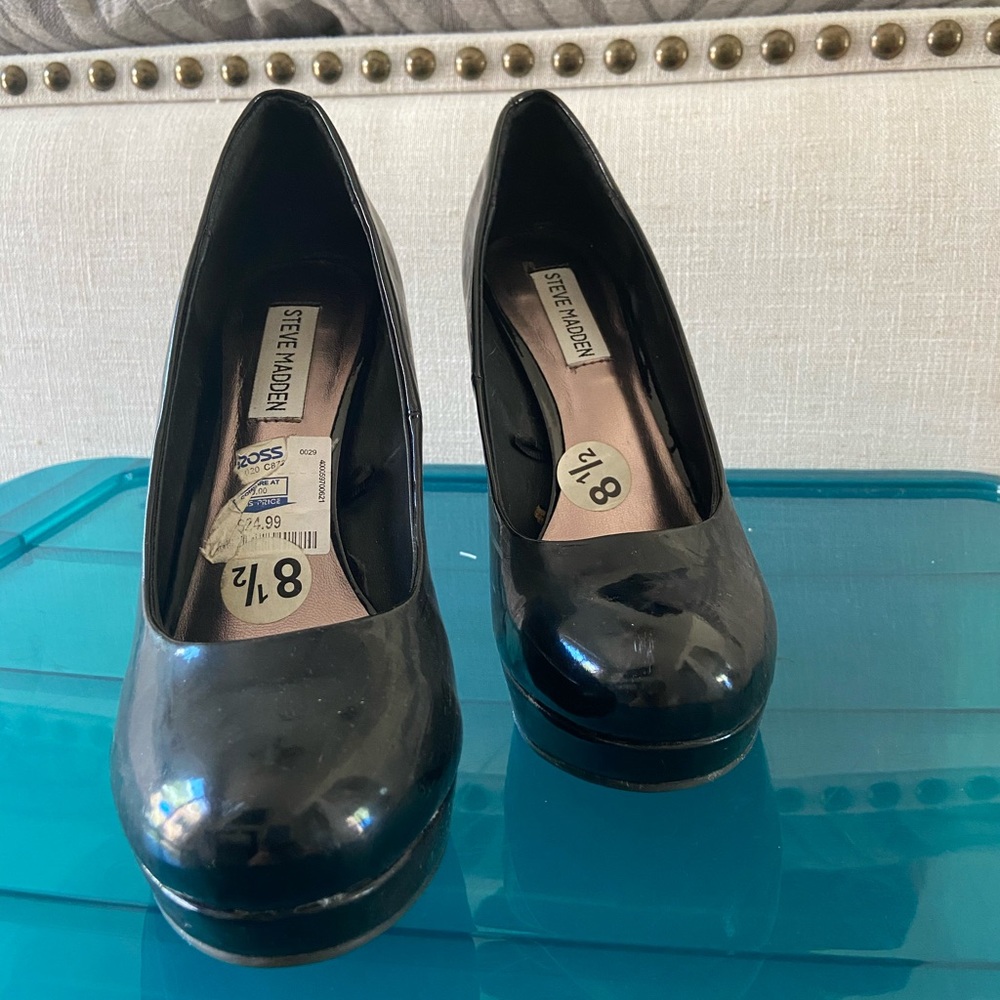 Black pumps